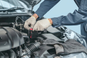Mechaniker führt Servicemaßnahmen an einem Chevrolet-Fahrzeug durch.