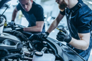 Mechaniker kontrollieren den Ölstand in einer Citroën-Werkstatt