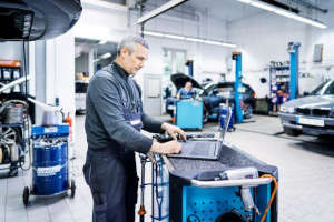 Fachmann bei der Reparatur eines Audi in einer Fachwerkstatt