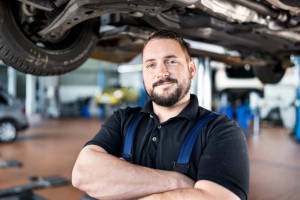Fachmann in einer Fiat Werkstatt