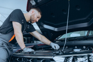 Mechaniker führt eine Wartung an einem Lexus durch