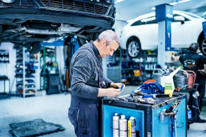 Mechaniker führen Servicearbeiten an einem Mazda in der Werkstatt durch
