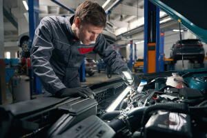 Mechaniker führt Servicemaßnahmen in einer MINI-Werkstatt durch