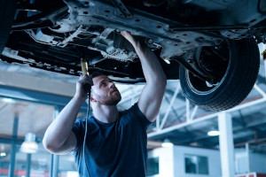 Mechaniker führt Servicemaßnahmen in der Werkstatt durch