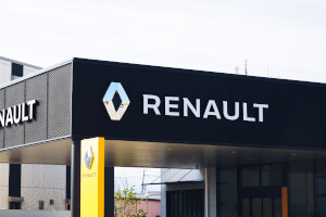 Nahaufnahme einer Renault-Werkstatt