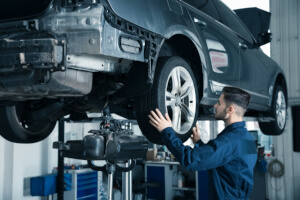Mechaniker führt Servicemaßnahmen an einem Seat durch