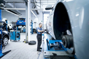 Mechaniker führt Reparaturmaßnahmen in der Werkstatt durch