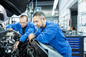 Wartungsarbeiten in der Volvo-Werkstatt