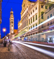 Straßenverkehr in der Nähe von Rathausplatz in Augsburg Straßenverkehr in der Nähe von Rathausplatz in Augsburg