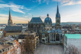 Panorama von Aachen bei Tag mit blauem Himmel als Hintergrund Panorama von Aachen bei Tag mit blauem Himmel als Hintergrund