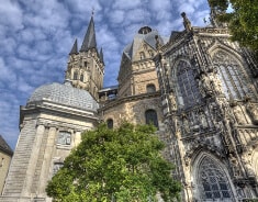 Bild des Aachener Doms bei Tag. Bild des Aachener Doms bei Tag.