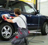 Fachmann hat das Auto regelmäßig in der Werkstatt geprüft Fachmann hat das Auto regelmäßig in der Werkstatt geprüft