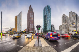 Straßenverkehr auf dem Potsdamer Platz in Berlin Straßenverkehr auf dem Potsdamer Platz in Berlin
