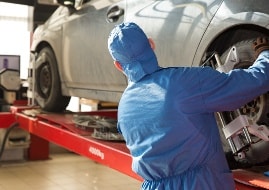 Fachmann hat das Auto regelmäßig in der Werkstatt geprüft Fachmann hat das Auto regelmäßig in der Werkstatt geprüft