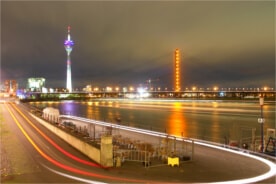 Der Rhein bei Nacht in Düsseldorf Der Rhein bei Nacht in Düsseldorf