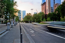 Straßenverkehr am Abend in Frankfurt am Main Straßenverkehr am Abend in Frankfurt am Main