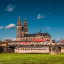Seitliche Ansicht des Magdeburger Dom bei Tag und blauem Himmel als Hintergrund. Seitliche Ansicht des Magdeburger Dom bei Tag und blauem Himmel als Hintergrund.