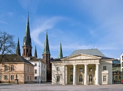 Bild der Altstadt von Oldenburg. Im Hintergrund ist eine Kirche zu sehen und der blaue Himmel. Bild der Altstadt von Oldenburg. Im Hintergrund ist eine Kirche zu sehen und der blaue Himmel.