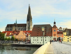 Regensburg - Steinerne Brücke über donau und Dom im Hintergrund. Regensburg - Steinerne Brücke über donau und Dom im Hintergrund.