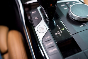 Nahaufnahme eines Start-Stopp-Systems eines Autos