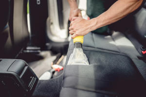 Fußmatte wird bei der Innenraumreinigung professionell gereinigt