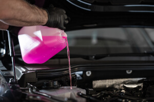 Autoheizung funktioniert nicht - der Kühlmittelstand wird in der Werkstatt geprüft und korrigiert