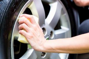 Felgenaufbereitung im Rahmen der Autoreinigung