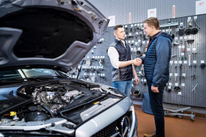 Der Kunde kauft der Autoteile inkl. Service in einer Werkstatt
