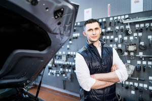 Werkstattmeister verkauft die Autoteile