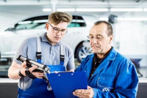 Zwei Fachleute in einer Autowerkstatt
