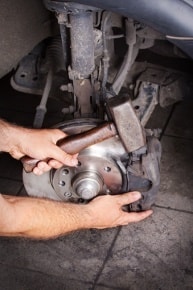 Die Reparatur des Bremssattels in der Werkstatt