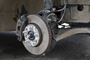 Nahaufnahme der Bremsscheibe und des Bremsschlauchs eines Autos