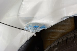 Fahrzeugbegutachtung vor der fachgerechten Dellenentfernung