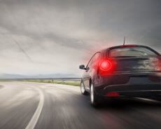 Fahrzeug fährt auf  einer Autobahn für eine DPF Regeneration