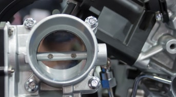 Nahaufnahme der neu eingebauten Drosselklappe nach der Reparatur