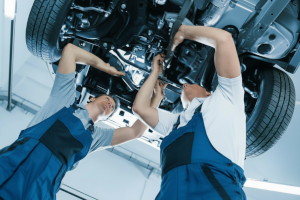 Prüfung des Unterbondes eines Autos bei einem Fahrzeugcheck
