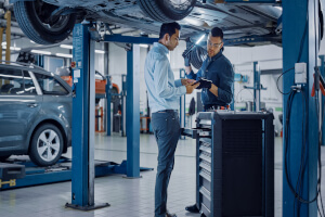 Fahrzeugcheck von Fachleuten in der Werkstatt