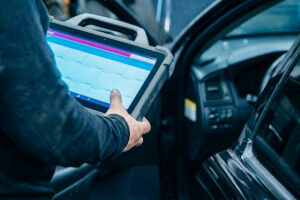 Mechaniker liest den Fehlerspeicher in der Werkstatt aus