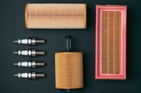 Neue Filter und Zündkerzen für den Wechsel bei der großen Inspektion beim Hyundai