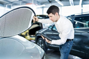 Motorhaube muss nach Hagelschaden lackiert werden.