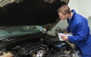 Inspektion eines Nissans in der Fachwerkstatt