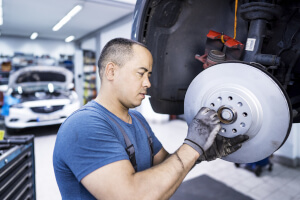 Wechsel der Radlager in der Werkstatt