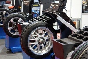 Nahaufnahme der Radauswuchtmaschinen in einer Fachwerkstatt beim Auswuchten