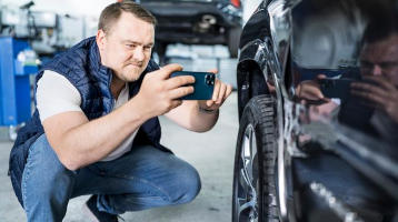 Aufnahme von Bildern der Beschädigungen am Auto 
