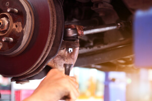 Mechaniker überprüft einen neu eingebauten Spurstangenkopf