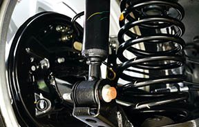Ein schwarzer Stoßdämpfer an einem Auto