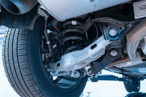 Nahaufnahme eines eingebauten Stoßdämpfers im Auto