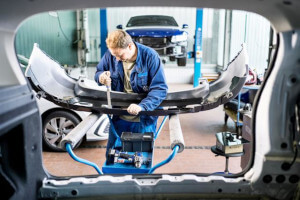Austausch der hinteren Stoßstange in einer Fachwerkstatt