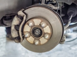 Bremsen eines VW Passat - Bremsscheibe und Bremssattel sind zu wechseln