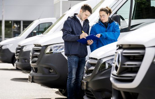Anerkannte Sachkundige bei der Gasprüfung eines Wohnmobiles